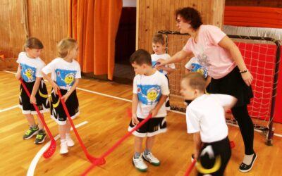 Florbalový turnaj MŠ a naší 1. třídy